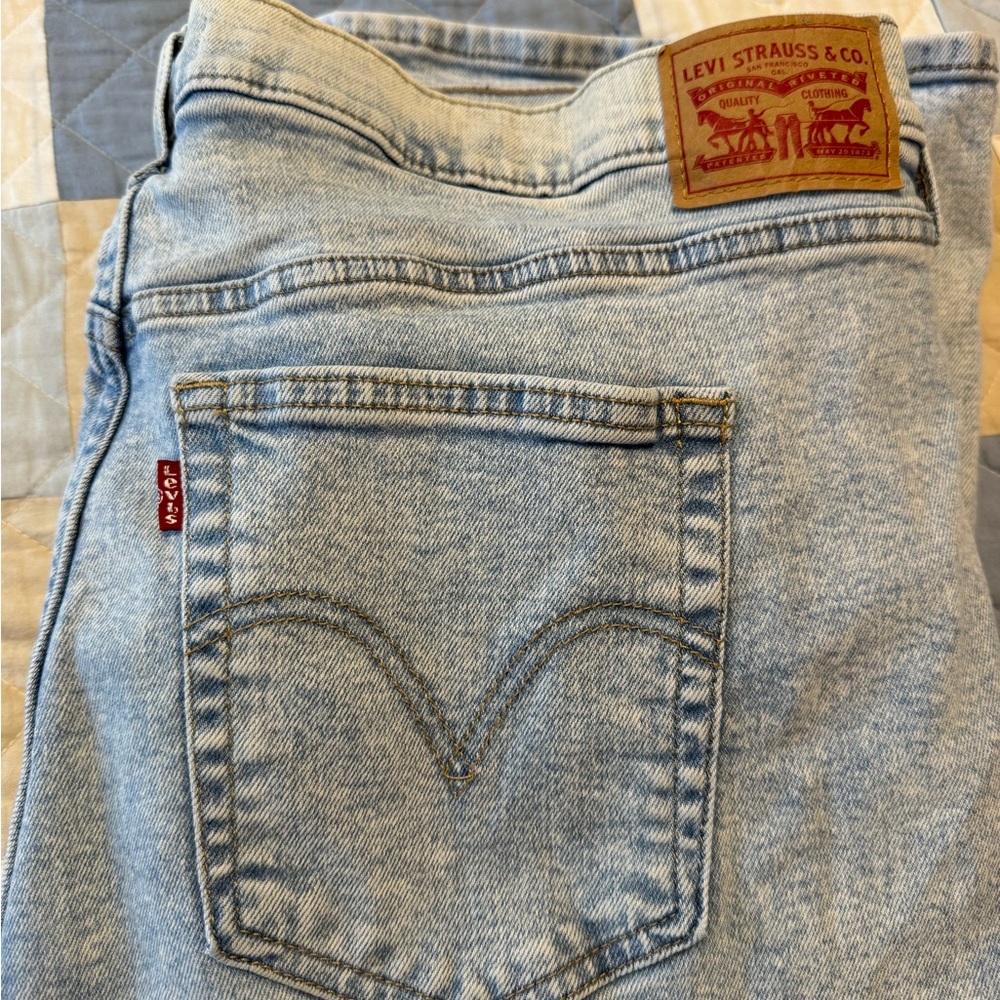 Levi's Lightwash Plus Women’s Flare Jeans - High Waisted Crop Flare